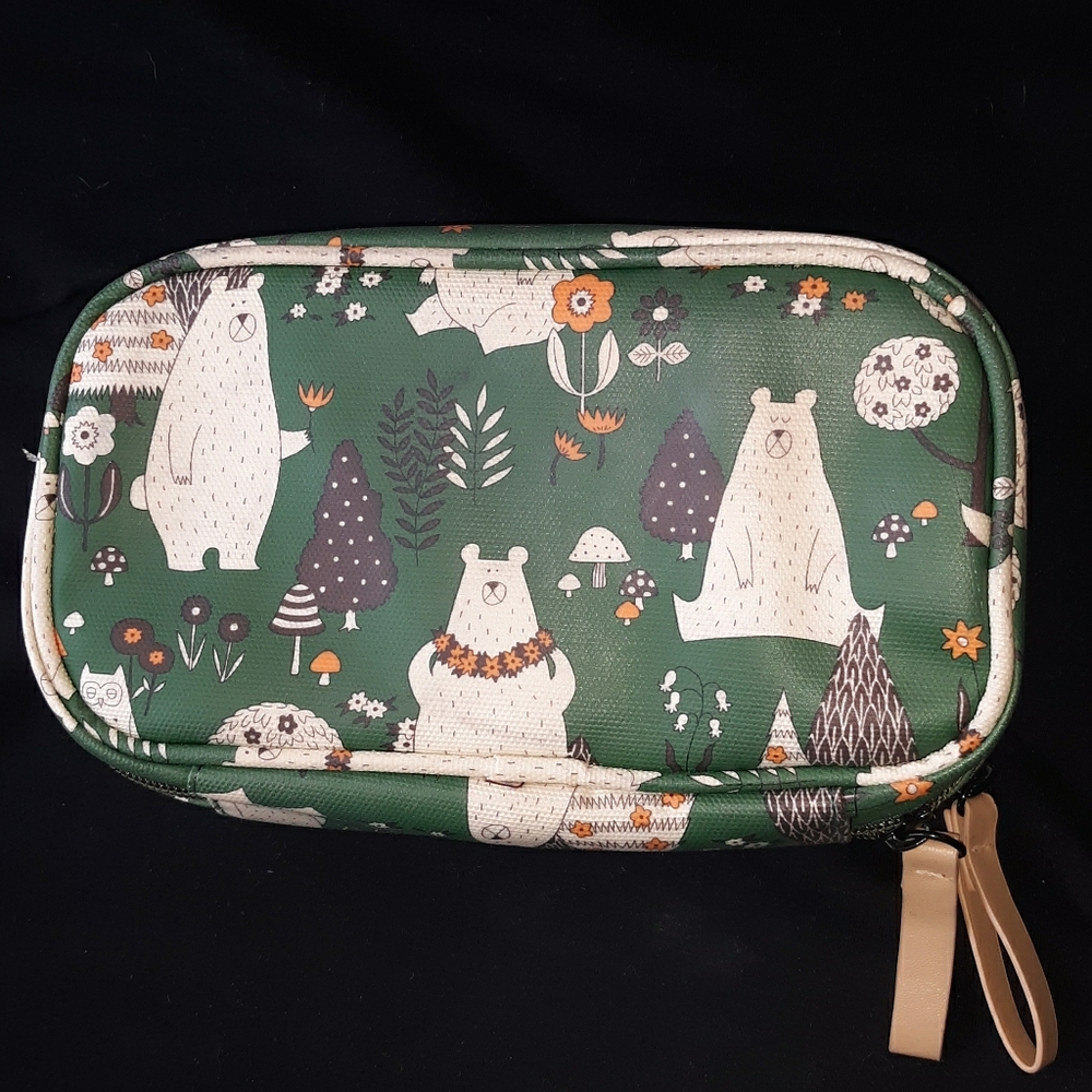 🐻CUTE makeup bag!🐻
